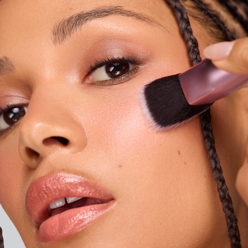 Cheek Hugging Contour Brush